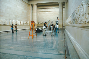 図1：ロンドン、大英博物館、パルテノン彫刻展示室における調査　2008 年（長田撮影）